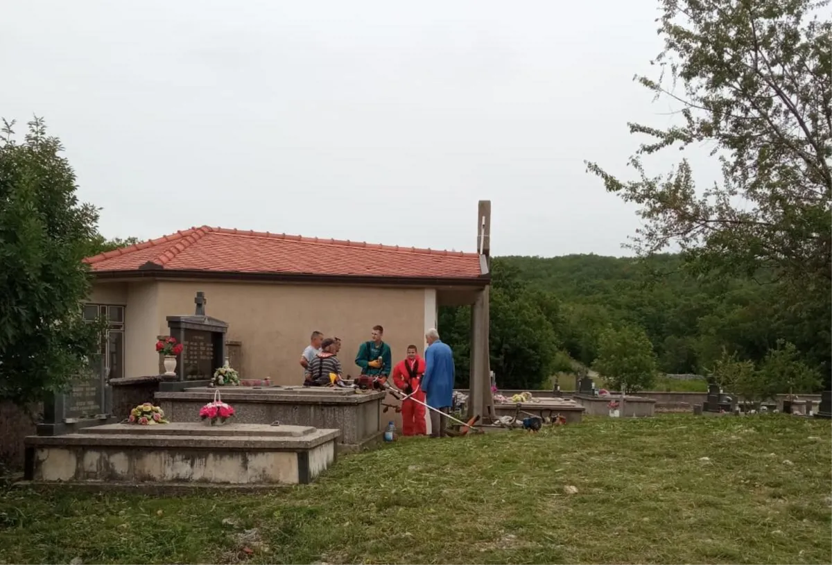 (FOTO) Uređeno i očišćeno groblje na Cerama! Organizatori: Posebno hvala mladeži 9