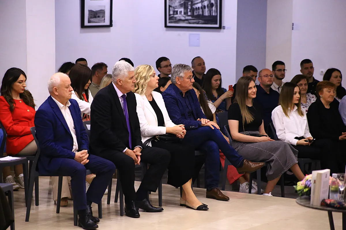 FOTO: U prepunoj Kosači predstavljena Pisma iz vječnosti! Predstavljači: Željko Andrijanić uspijeva održati pažnju čitatelja od prvog do zadnjeg slova 3