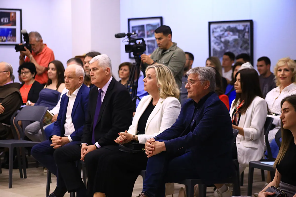 FOTO: U prepunoj Kosači predstavljena Pisma iz vječnosti! Predstavljači: Željko Andrijanić uspijeva održati pažnju čitatelja od prvog do zadnjeg slova 8