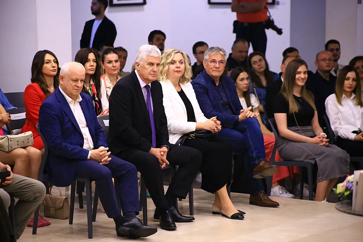 FOTO: U prepunoj Kosači predstavljena Pisma iz vječnosti! Predstavljači: Željko Andrijanić uspijeva održati pažnju čitatelja od prvog do zadnjeg slova 12