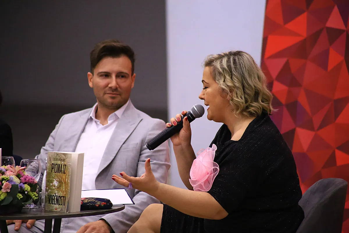 FOTO: U prepunoj Kosači predstavljena Pisma iz vječnosti! Predstavljači: Željko Andrijanić uspijeva održati pažnju čitatelja od prvog do zadnjeg slova 19