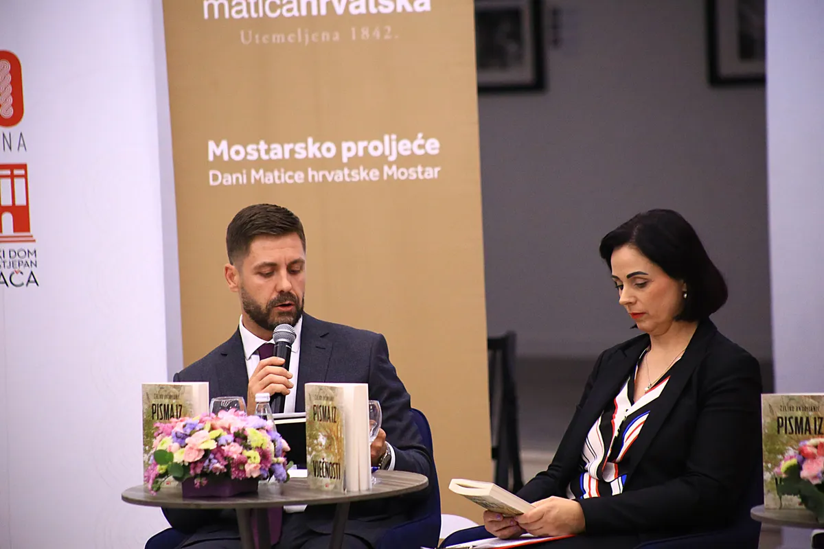 FOTO: U prepunoj Kosači predstavljena Pisma iz vječnosti! Predstavljači: Željko Andrijanić uspijeva održati pažnju čitatelja od prvog do zadnjeg slova 21
