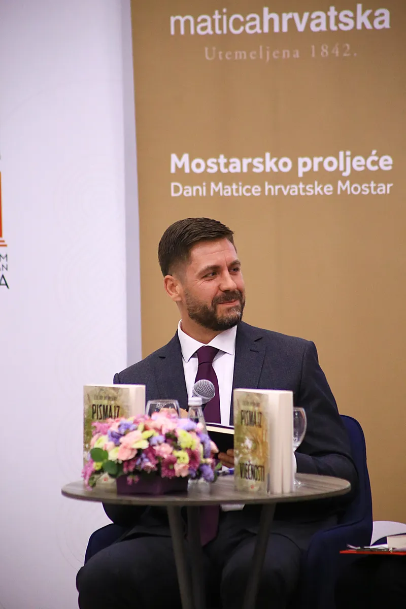 FOTO: U prepunoj Kosači predstavljena Pisma iz vječnosti! Predstavljači: Željko Andrijanić uspijeva održati pažnju čitatelja od prvog do zadnjeg slova 22