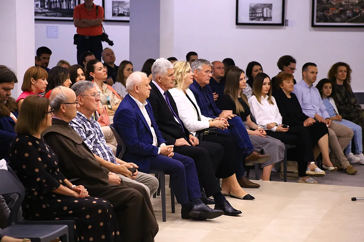 FOTO: U prepunoj Kosači predstavljena Pisma iz vječnosti! Predstavljači: Željko Andrijanić uspijeva održati pažnju čitatelja od prvog do zadnjeg slova 26