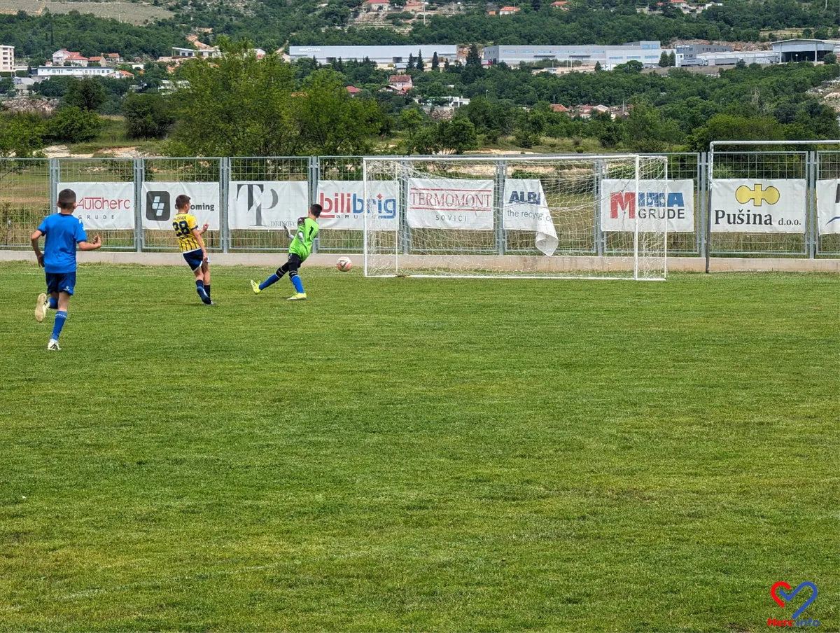 FOTO: Memorijalni turnir u čast Miša i Dine okupio u Grudama stotine djece iz BiH, Dalmacije... 38