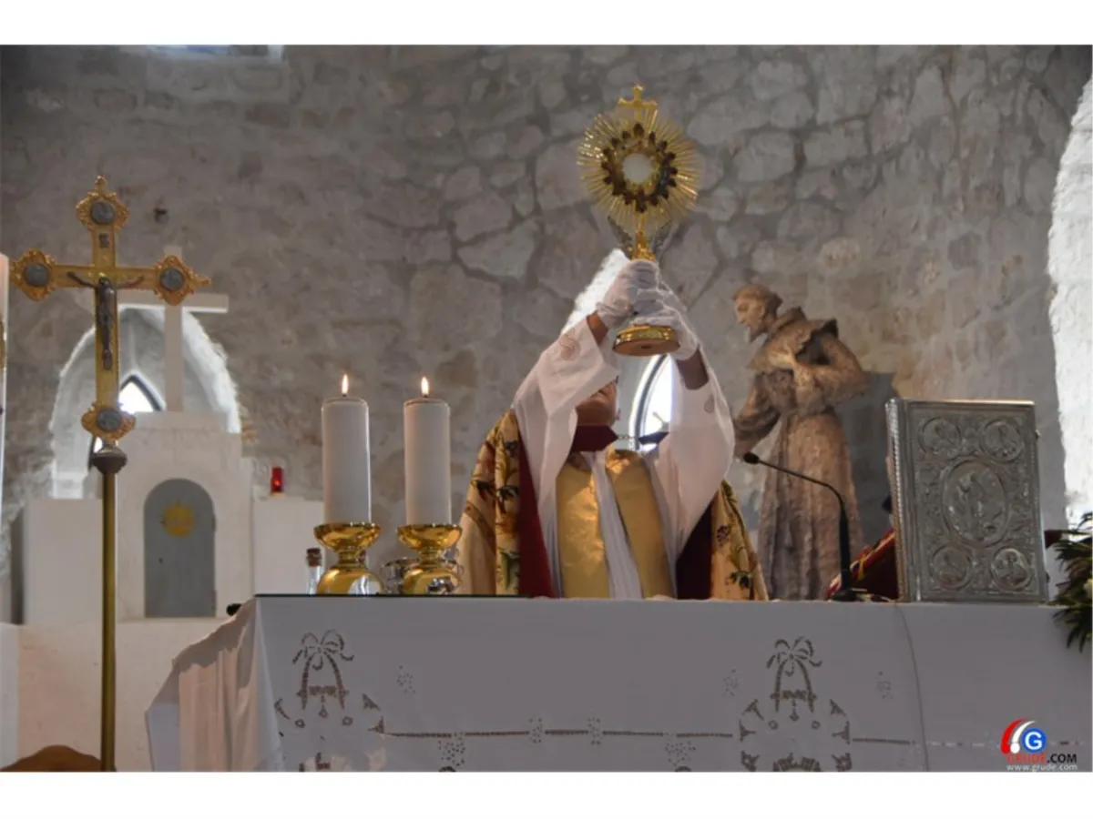 GRUDE : OVOG ČETVRTKA TIJELOVSKA PROCESIJA S PRESVETIM OLTARSKIM SAKRAMENTOM