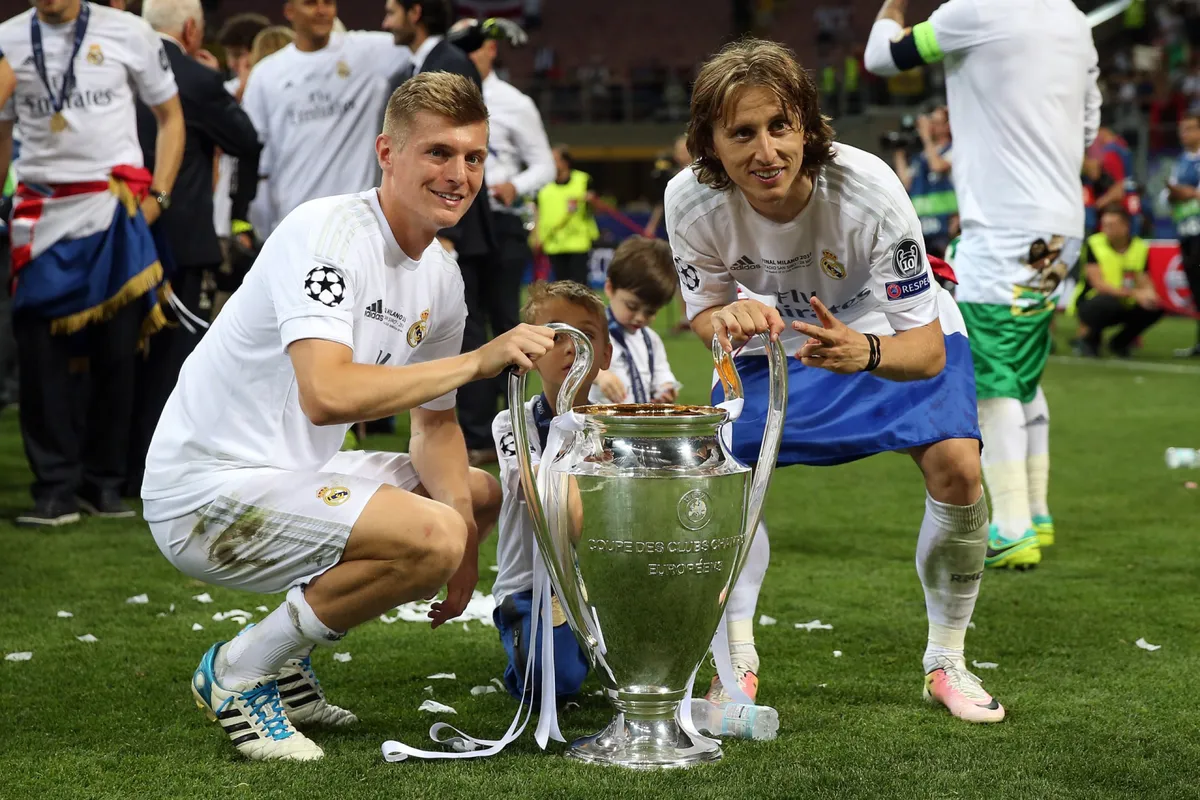 REAL MADRID 15. PUT OSVOJIO LIGU PRVAKA! KROOS I MODRIĆ DIŽU TROFEJ ZA KRAJ JEDNE ERE