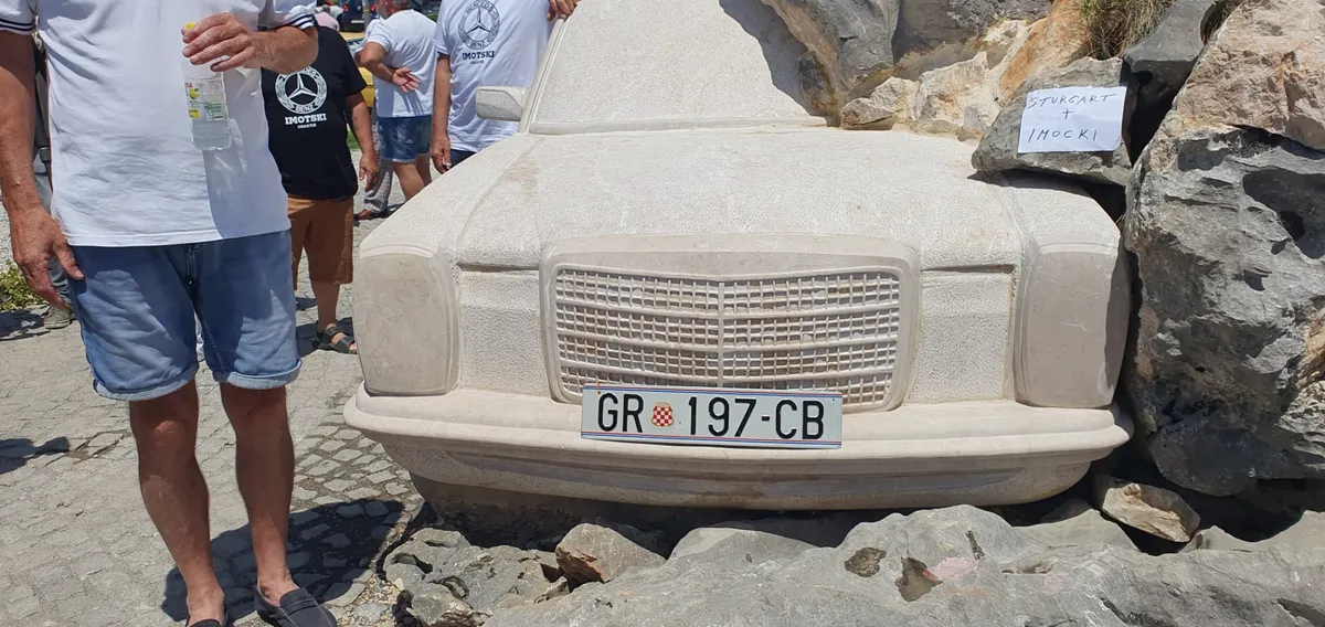 FOTO: GRUDSKE TABLICE NA SPOMENIKU MERCEDESU! U IMOTSKOM JEDINSTVEN DOGAĐAJ U SVIJETU 1