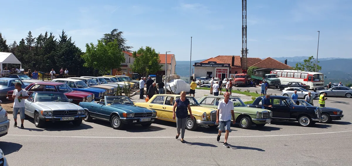 FOTO: GRUDSKE TABLICE NA SPOMENIKU MERCEDESU! U IMOTSKOM JEDINSTVEN DOGAĐAJ U SVIJETU 5