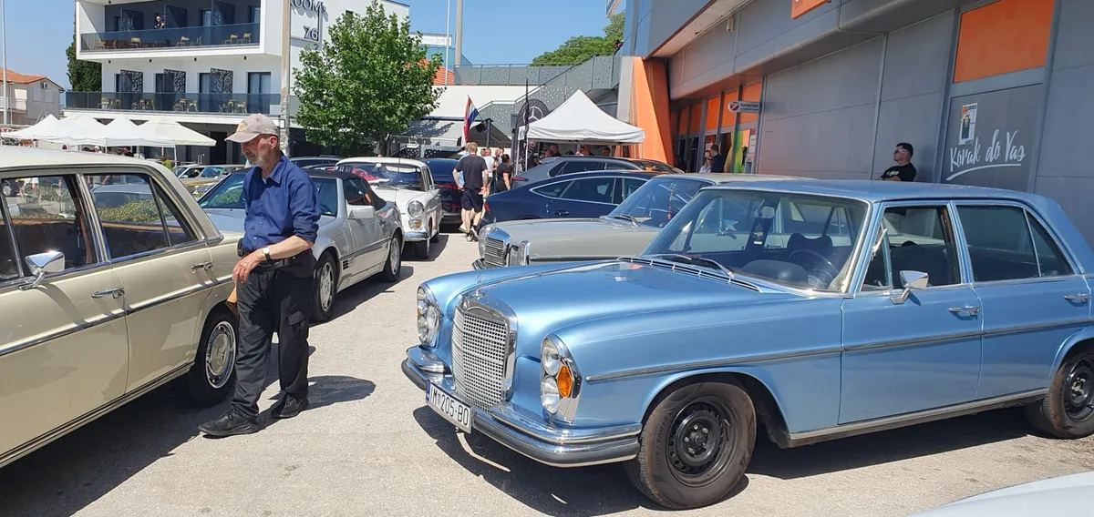FOTO: GRUDSKE TABLICE NA SPOMENIKU MERCEDESU! U IMOTSKOM JEDINSTVEN DOGAĐAJ U SVIJETU 7