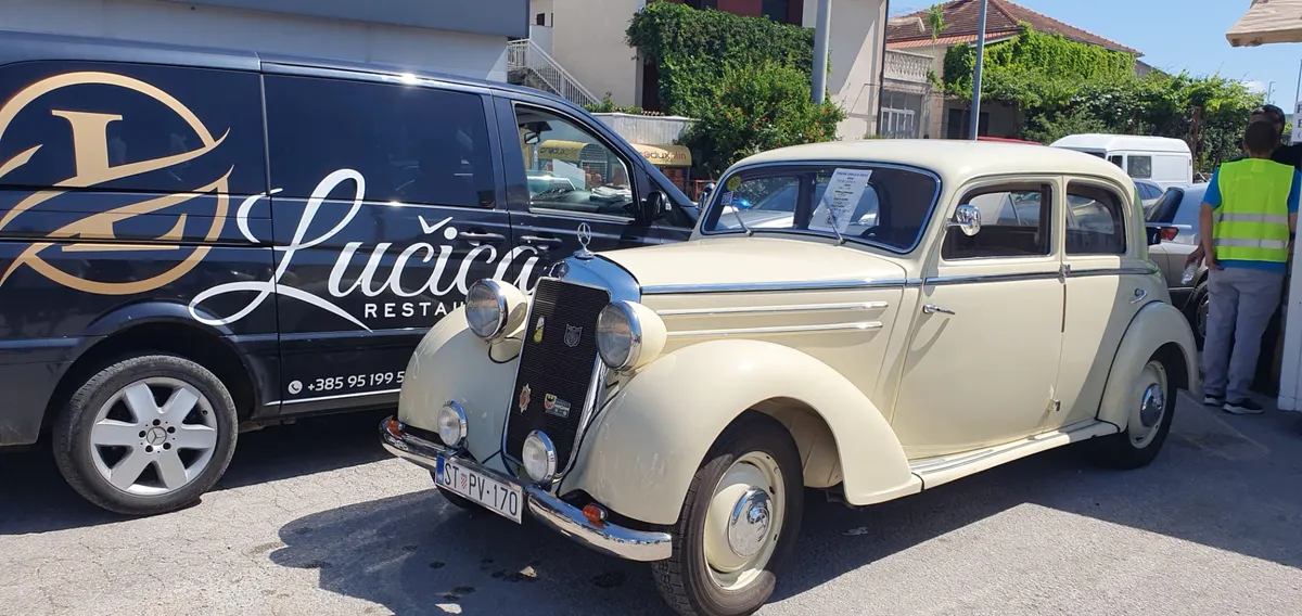 FOTO: GRUDSKE TABLICE NA SPOMENIKU MERCEDESU! U IMOTSKOM JEDINSTVEN DOGAĐAJ U SVIJETU 8