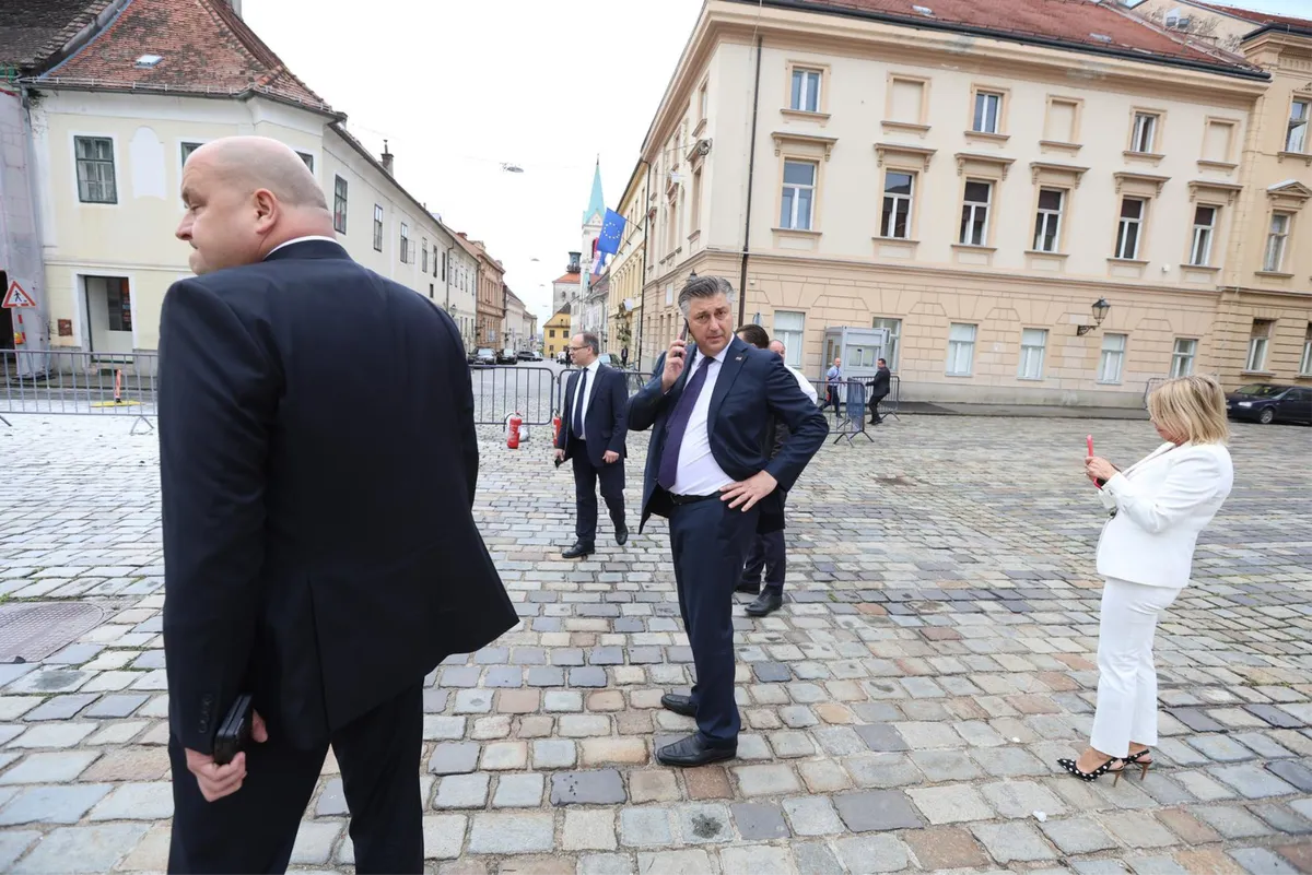 Šok na Markovu trgu: Muškarac se polio benzinom i zapalio ispred zgrade Vlade RH