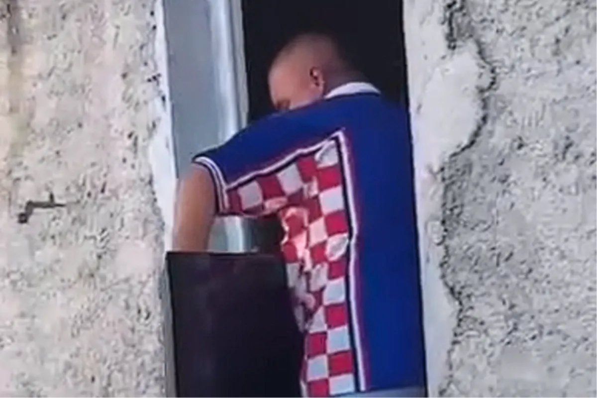 Navijači se iskaljivali na televizorima! Jedan ga bacio u dvorište, drugi ga iznio iz kafića i bacio u grmlje