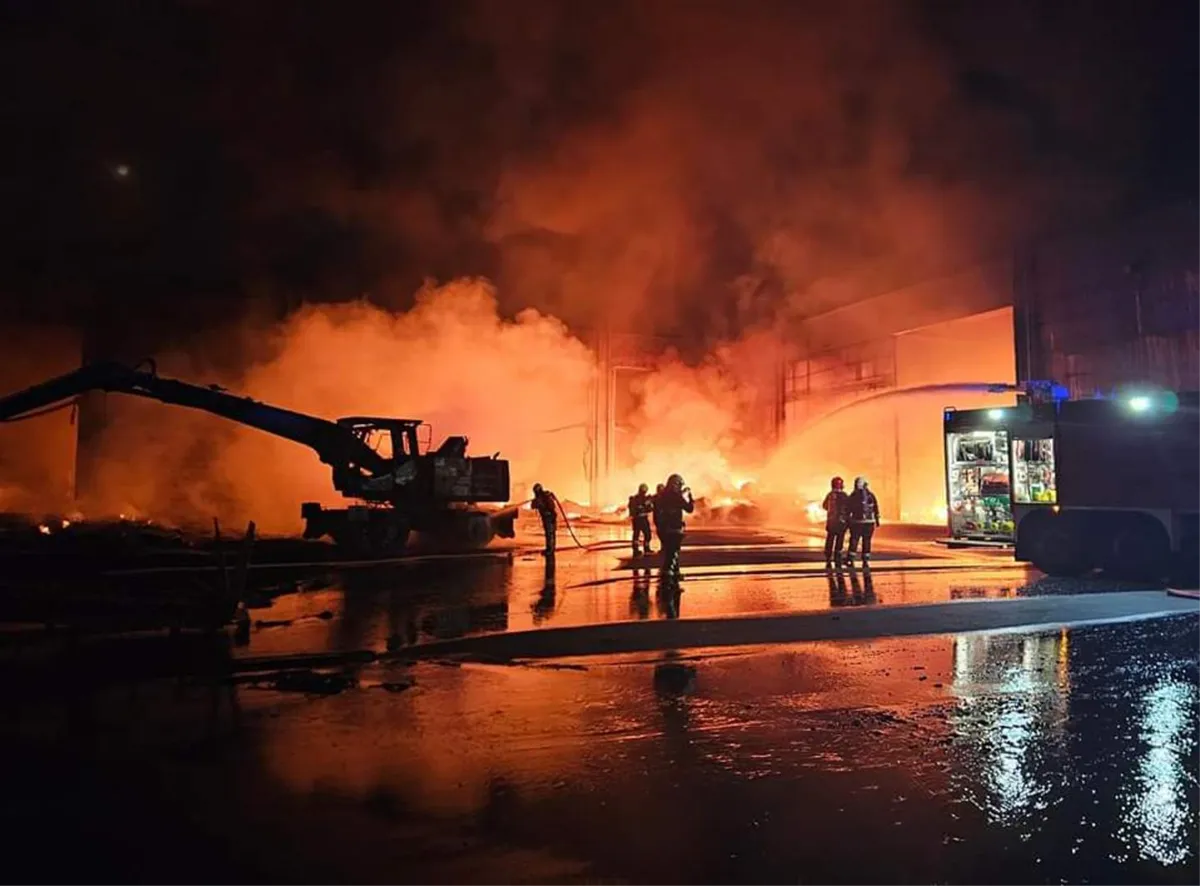 Ogroman požar prvi put gase roboti, čule se i eksplozije, bez struje ostao jedan dio naselja kod Zaprešića