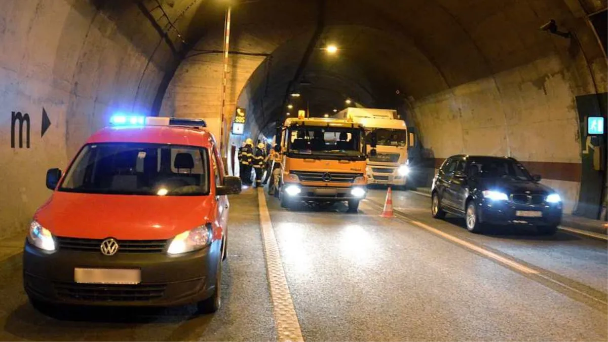 Kaos u tunelu Sveti Ilija prema Makarskoj! Gorio automobil bh. registracija