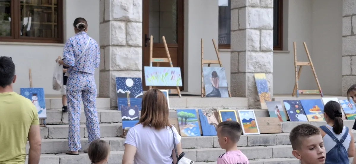 Upriličena tradicionalna izložba polaznika Likovne radionice Grude FOTO 1