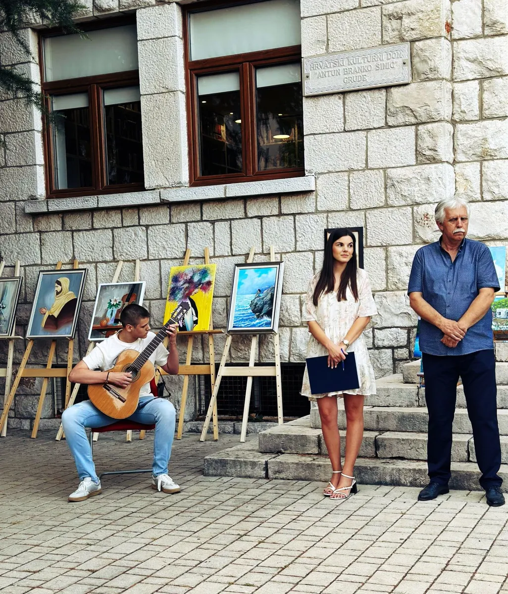 Upriličena tradicionalna izložba polaznika Likovne radionice Grude FOTO 4