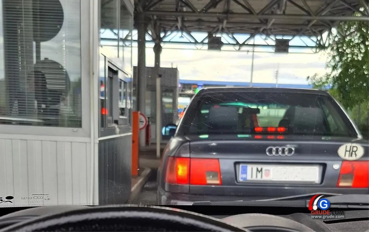 SVI SU NERVOZNI Kilometarske kolone na granici kod Imotskog prema moru i Hercegovini