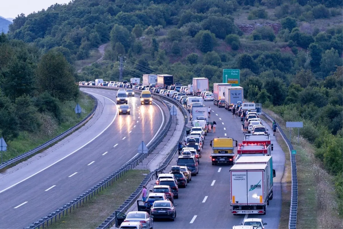 Teška prometna na A1. Helikopter prevozio ozlijeđene, zatvoren promet prema Zagrebu