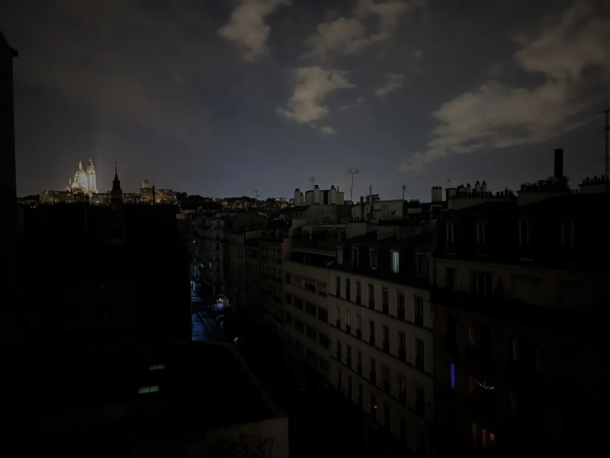 Pariz ostao u mraku na 10 minuta, u svjetlu ostala samo Bazilika Presvetog Srca Isusova