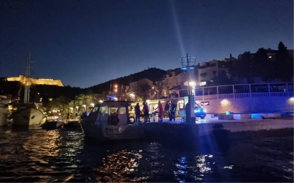 Gumenjak udario u hrid kod Hvara, jedna osoba poginula