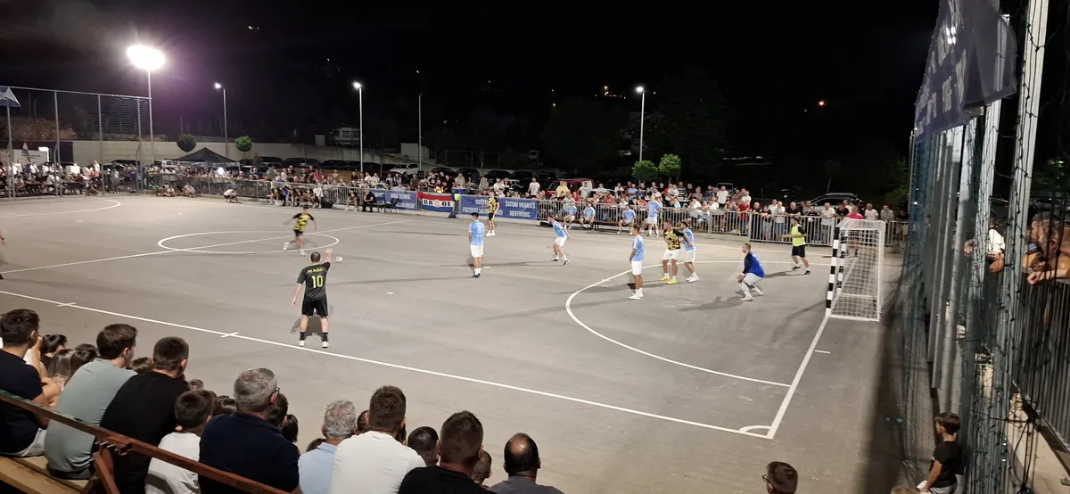 FOTO: MINUTE ŠUTNJE ZA LEGENDE I FANTASTIČNO POLUFINALE UVOD U VELIKO FINALE! GRUDE CENTAR I DRINOVCI OPET SE BORE ZA PRVAKA GRUDA 68