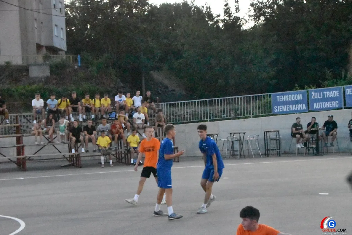 FOTO: MINUTE ŠUTNJE ZA LEGENDE I FANTASTIČNO POLUFINALE UVOD U VELIKO FINALE! GRUDE CENTAR I DRINOVCI OPET SE BORE ZA PRVAKA GRUDA 5