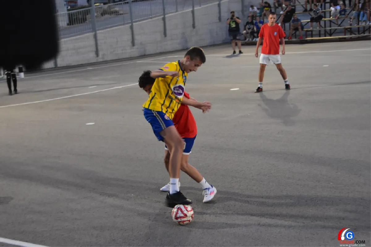 FOTO: MINUTE ŠUTNJE ZA LEGENDE I FANTASTIČNO POLUFINALE UVOD U VELIKO FINALE! GRUDE CENTAR I DRINOVCI OPET SE BORE ZA PRVAKA GRUDA 8