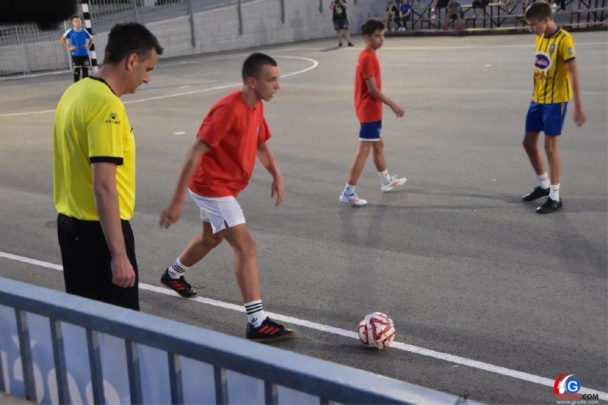 FOTO: MINUTE ŠUTNJE ZA LEGENDE I FANTASTIČNO POLUFINALE UVOD U VELIKO FINALE! GRUDE CENTAR I DRINOVCI OPET SE BORE ZA PRVAKA GRUDA 9