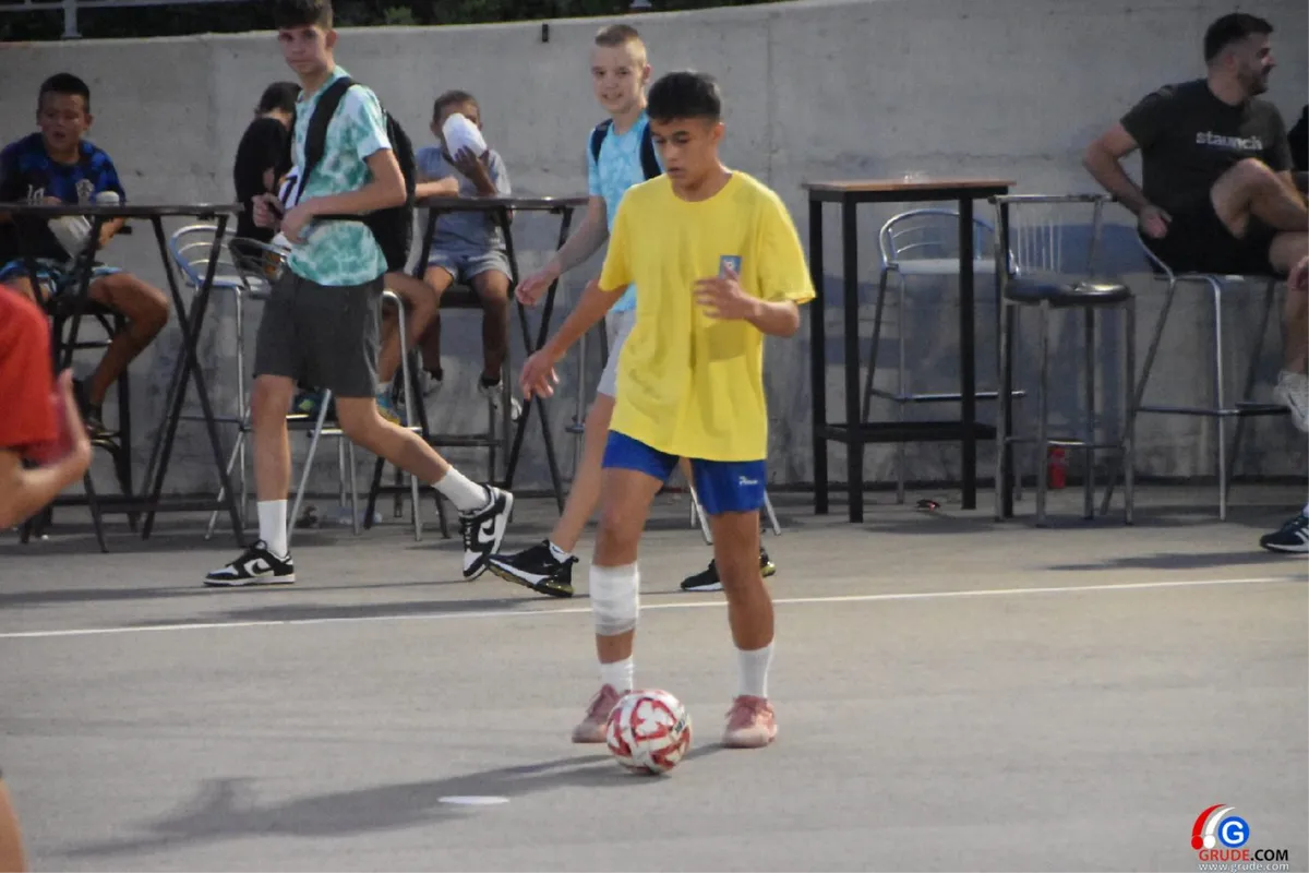 FOTO: MINUTE ŠUTNJE ZA LEGENDE I FANTASTIČNO POLUFINALE UVOD U VELIKO FINALE! GRUDE CENTAR I DRINOVCI OPET SE BORE ZA PRVAKA GRUDA 12
