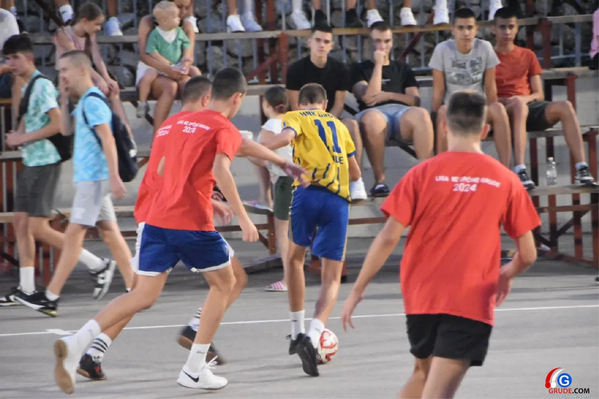FOTO: MINUTE ŠUTNJE ZA LEGENDE I FANTASTIČNO POLUFINALE UVOD U VELIKO FINALE! GRUDE CENTAR I DRINOVCI OPET SE BORE ZA PRVAKA GRUDA 13