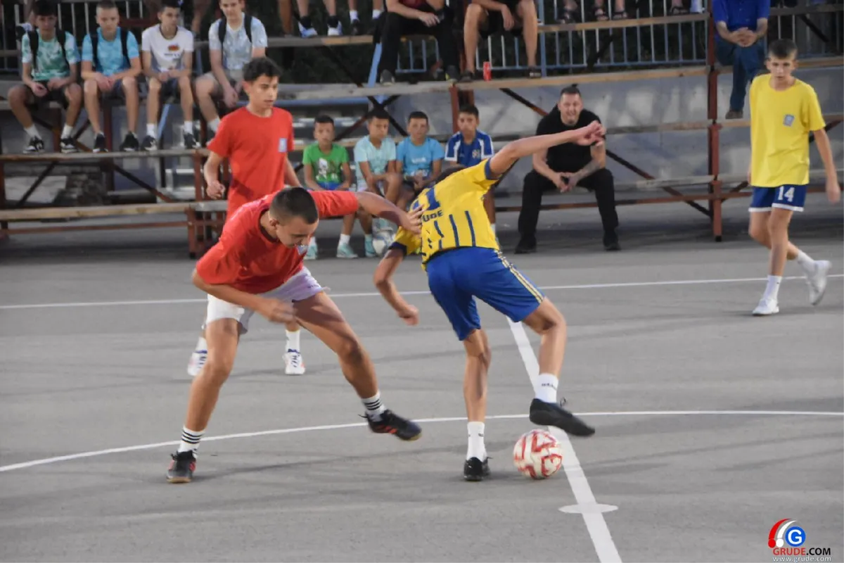 FOTO: MINUTE ŠUTNJE ZA LEGENDE I FANTASTIČNO POLUFINALE UVOD U VELIKO FINALE! GRUDE CENTAR I DRINOVCI OPET SE BORE ZA PRVAKA GRUDA 14