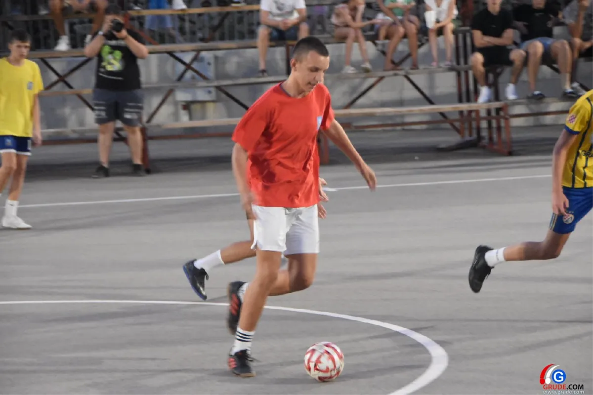 FOTO: MINUTE ŠUTNJE ZA LEGENDE I FANTASTIČNO POLUFINALE UVOD U VELIKO FINALE! GRUDE CENTAR I DRINOVCI OPET SE BORE ZA PRVAKA GRUDA 16