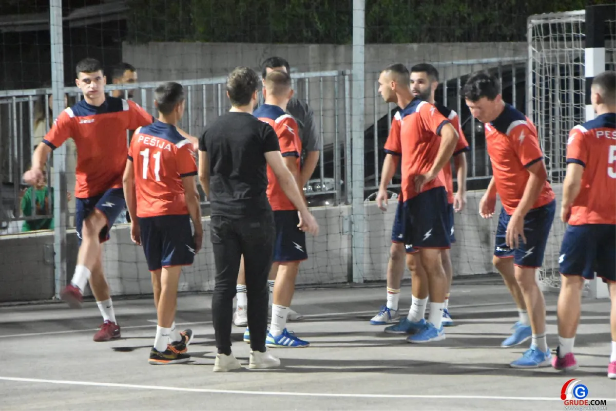 FOTO: MINUTE ŠUTNJE ZA LEGENDE I FANTASTIČNO POLUFINALE UVOD U VELIKO FINALE! GRUDE CENTAR I DRINOVCI OPET SE BORE ZA PRVAKA GRUDA 22