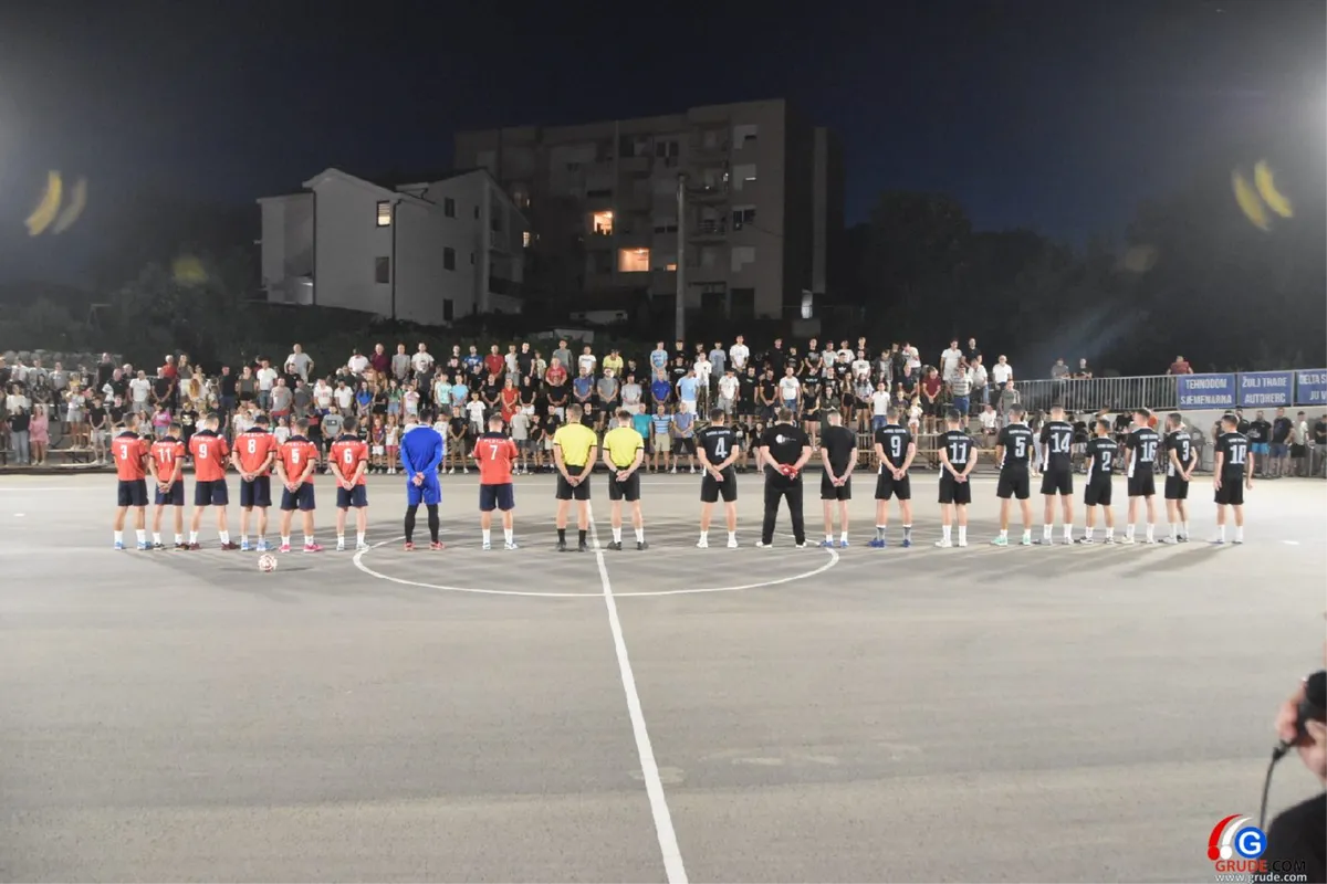 FOTO: MINUTE ŠUTNJE ZA LEGENDE I FANTASTIČNO POLUFINALE UVOD U VELIKO FINALE! GRUDE CENTAR I DRINOVCI OPET SE BORE ZA PRVAKA GRUDA 26