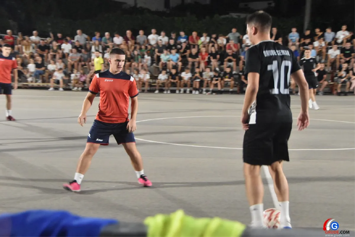 FOTO: MINUTE ŠUTNJE ZA LEGENDE I FANTASTIČNO POLUFINALE UVOD U VELIKO FINALE! GRUDE CENTAR I DRINOVCI OPET SE BORE ZA PRVAKA GRUDA 30