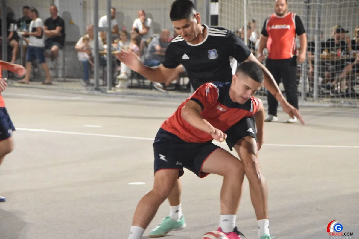 FOTO: MINUTE ŠUTNJE ZA LEGENDE I FANTASTIČNO POLUFINALE UVOD U VELIKO FINALE! GRUDE CENTAR I DRINOVCI OPET SE BORE ZA PRVAKA GRUDA 33