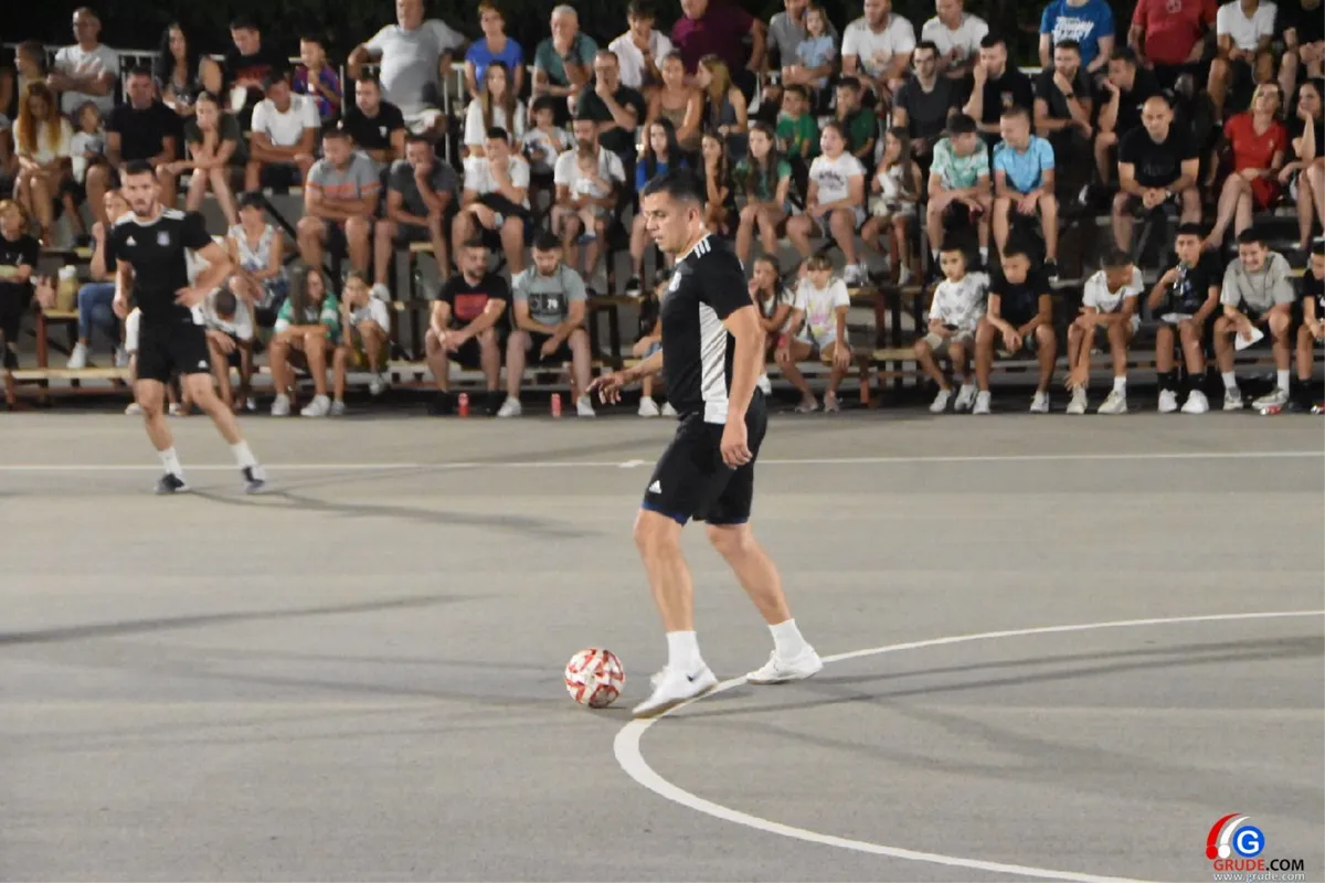 FOTO: MINUTE ŠUTNJE ZA LEGENDE I FANTASTIČNO POLUFINALE UVOD U VELIKO FINALE! GRUDE CENTAR I DRINOVCI OPET SE BORE ZA PRVAKA GRUDA 35