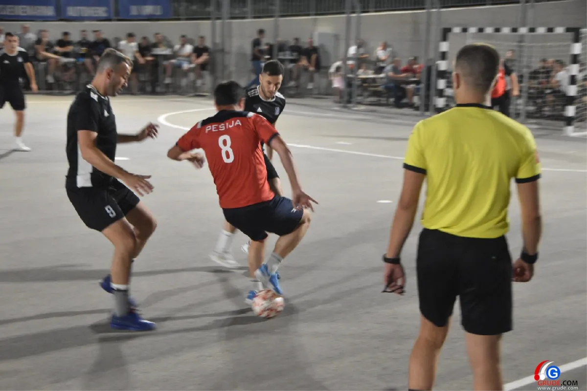 FOTO: MINUTE ŠUTNJE ZA LEGENDE I FANTASTIČNO POLUFINALE UVOD U VELIKO FINALE! GRUDE CENTAR I DRINOVCI OPET SE BORE ZA PRVAKA GRUDA 36