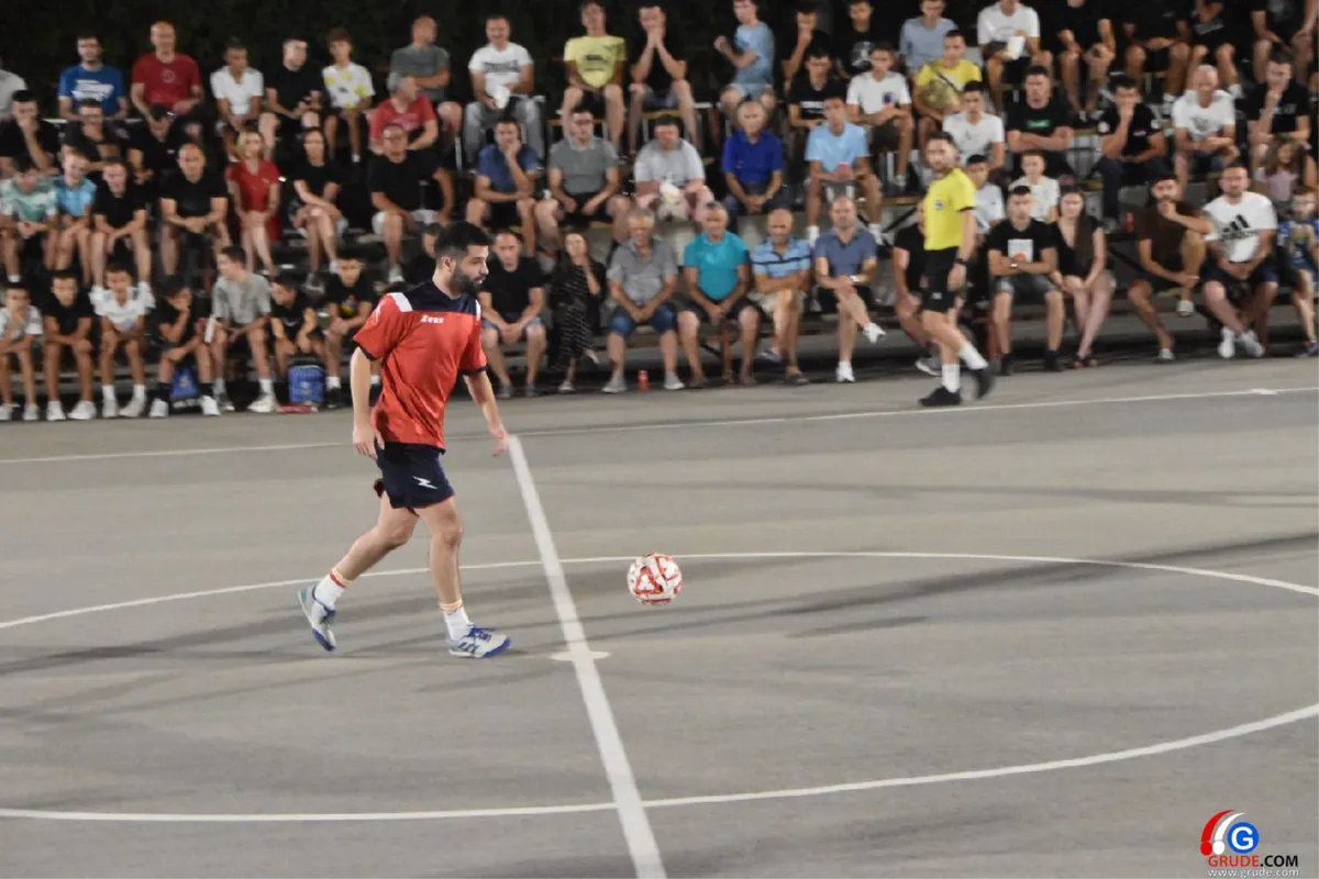 FOTO: MINUTE ŠUTNJE ZA LEGENDE I FANTASTIČNO POLUFINALE UVOD U VELIKO FINALE! GRUDE CENTAR I DRINOVCI OPET SE BORE ZA PRVAKA GRUDA 38