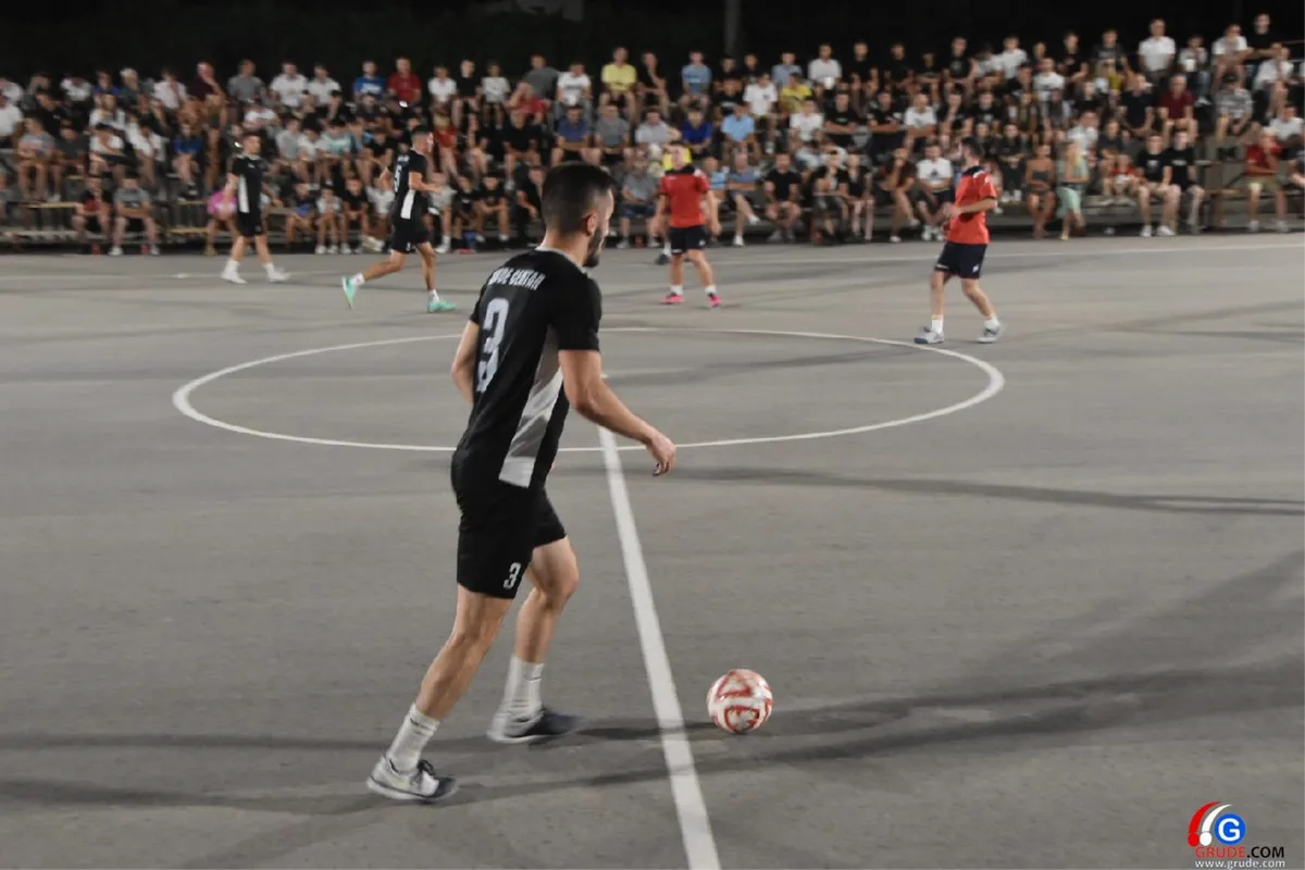 FOTO: MINUTE ŠUTNJE ZA LEGENDE I FANTASTIČNO POLUFINALE UVOD U VELIKO FINALE! GRUDE CENTAR I DRINOVCI OPET SE BORE ZA PRVAKA GRUDA 40