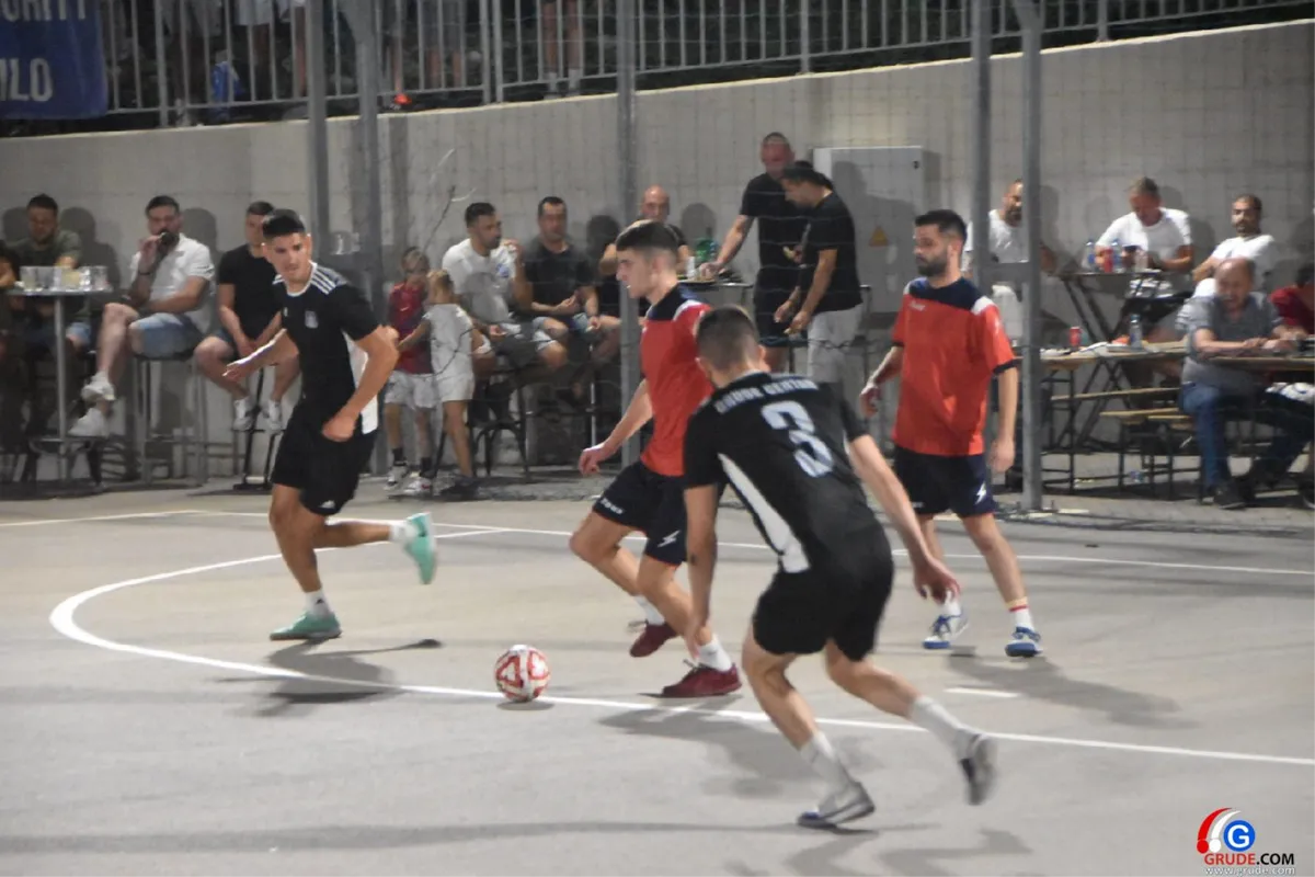 FOTO: MINUTE ŠUTNJE ZA LEGENDE I FANTASTIČNO POLUFINALE UVOD U VELIKO FINALE! GRUDE CENTAR I DRINOVCI OPET SE BORE ZA PRVAKA GRUDA 41