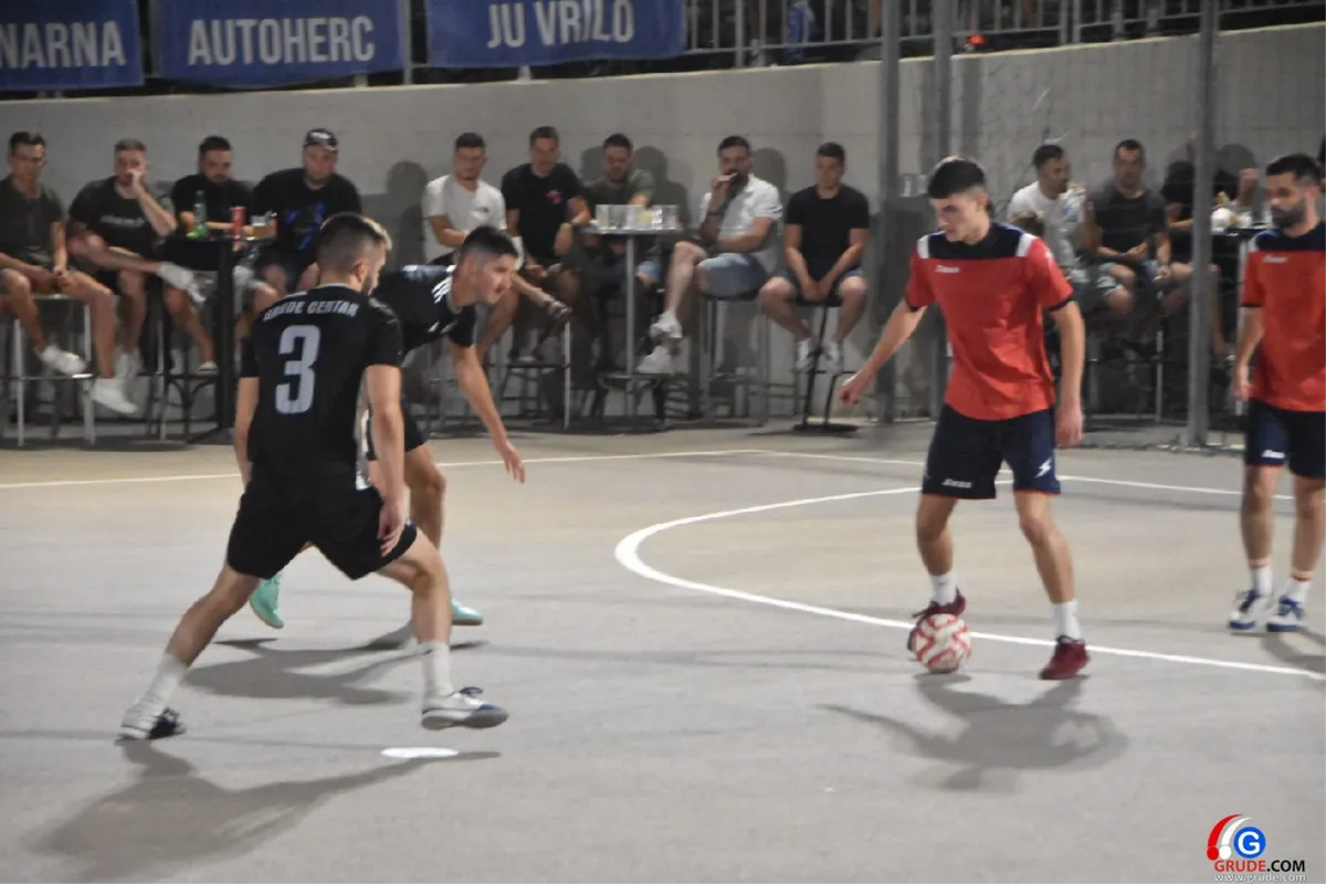 FOTO: MINUTE ŠUTNJE ZA LEGENDE I FANTASTIČNO POLUFINALE UVOD U VELIKO FINALE! GRUDE CENTAR I DRINOVCI OPET SE BORE ZA PRVAKA GRUDA 42