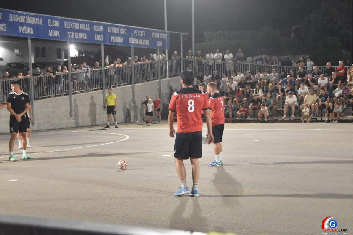 FOTO: MINUTE ŠUTNJE ZA LEGENDE I FANTASTIČNO POLUFINALE UVOD U VELIKO FINALE! GRUDE CENTAR I DRINOVCI OPET SE BORE ZA PRVAKA GRUDA 43