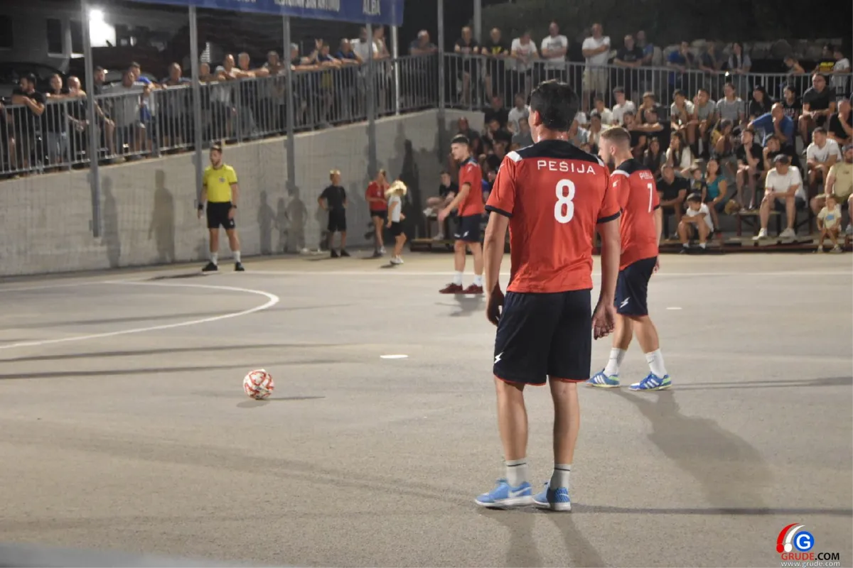 FOTO: MINUTE ŠUTNJE ZA LEGENDE I FANTASTIČNO POLUFINALE UVOD U VELIKO FINALE! GRUDE CENTAR I DRINOVCI OPET SE BORE ZA PRVAKA GRUDA 44