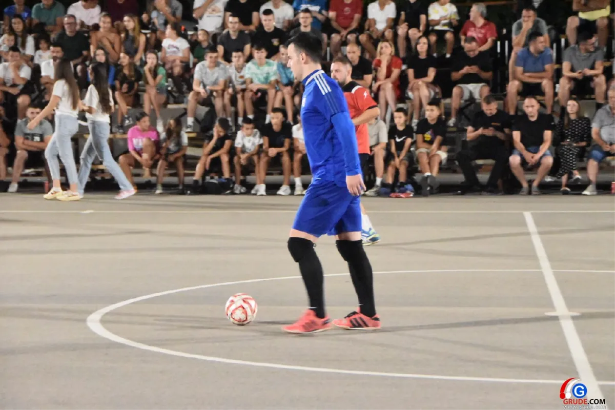 FOTO: MINUTE ŠUTNJE ZA LEGENDE I FANTASTIČNO POLUFINALE UVOD U VELIKO FINALE! GRUDE CENTAR I DRINOVCI OPET SE BORE ZA PRVAKA GRUDA 45