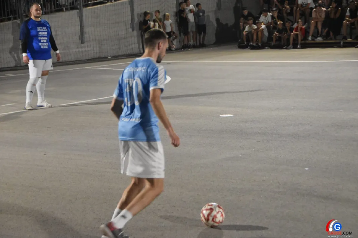 FOTO: MINUTE ŠUTNJE ZA LEGENDE I FANTASTIČNO POLUFINALE UVOD U VELIKO FINALE! GRUDE CENTAR I DRINOVCI OPET SE BORE ZA PRVAKA GRUDA 52