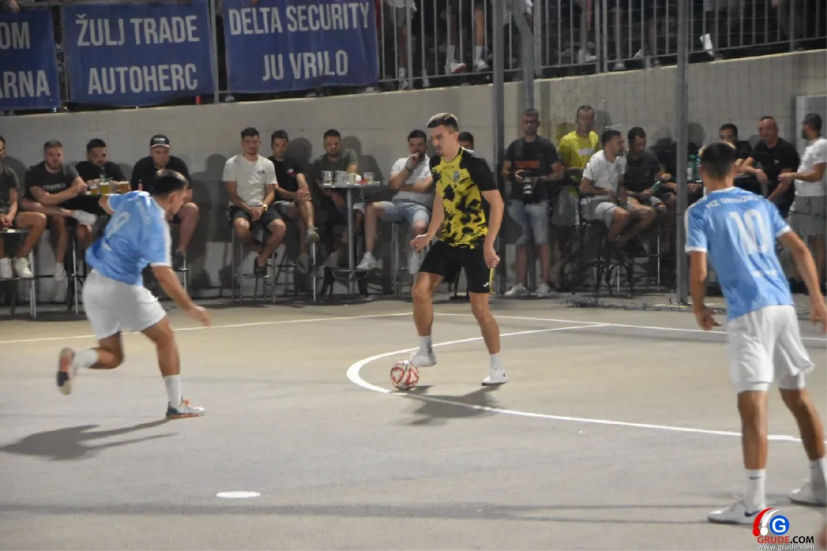 FOTO: MINUTE ŠUTNJE ZA LEGENDE I FANTASTIČNO POLUFINALE UVOD U VELIKO FINALE! GRUDE CENTAR I DRINOVCI OPET SE BORE ZA PRVAKA GRUDA 54
