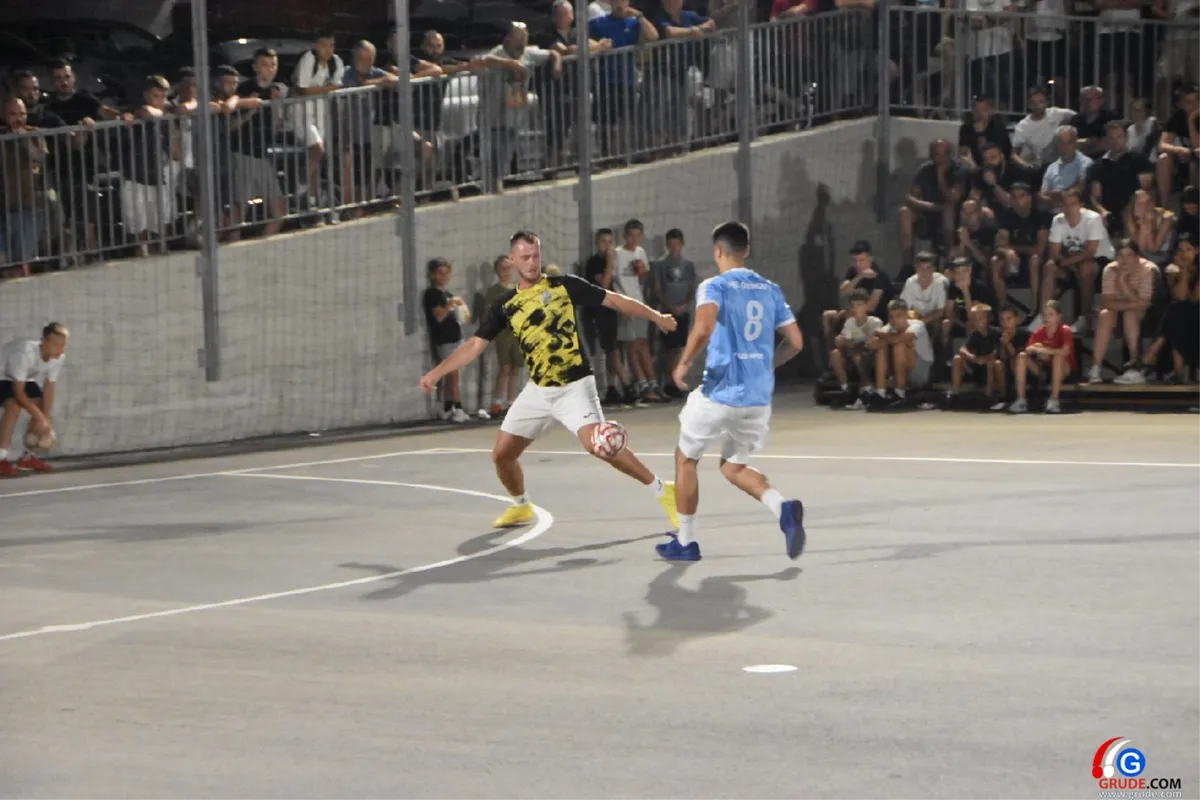 FOTO: MINUTE ŠUTNJE ZA LEGENDE I FANTASTIČNO POLUFINALE UVOD U VELIKO FINALE! GRUDE CENTAR I DRINOVCI OPET SE BORE ZA PRVAKA GRUDA 57