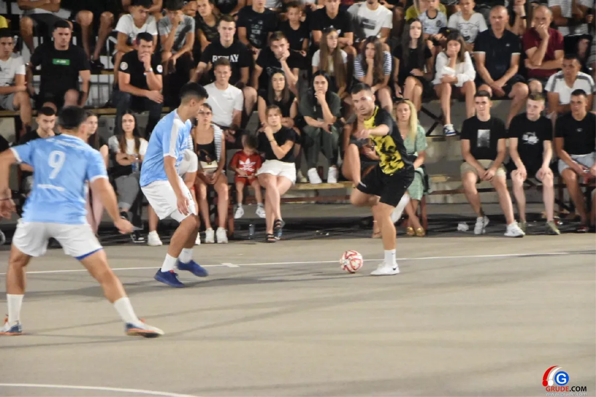 FOTO: MINUTE ŠUTNJE ZA LEGENDE I FANTASTIČNO POLUFINALE UVOD U VELIKO FINALE! GRUDE CENTAR I DRINOVCI OPET SE BORE ZA PRVAKA GRUDA 61